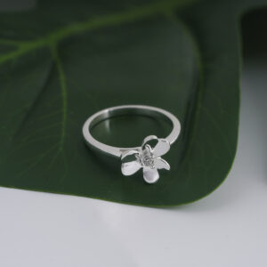 Van Cleef & Arpels, Frivole ring, 1 flower, small model